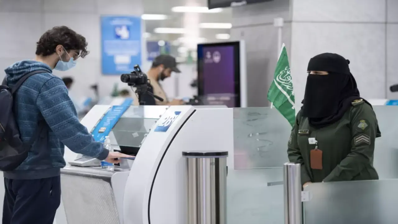 إصدار تأشيرة الخروج النهائي للعمالة المنزلية عبر أبشر في دقائق: خطوات تنفيذية واضحة لعام 2025